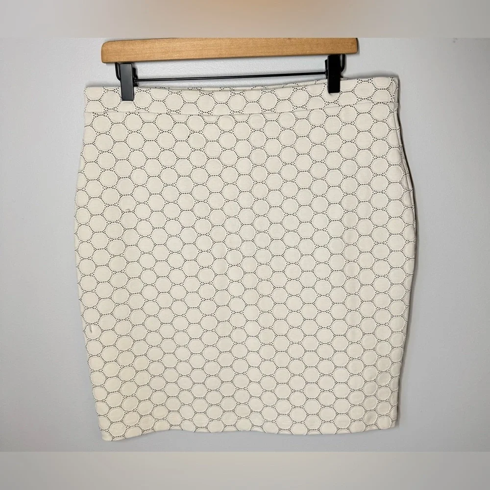 Leota Tabitha Stretch Cream Pencil Geometric Mini Skirt Sz PXL - Picture 2 of 9